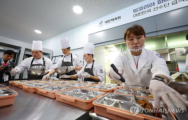 '한국에서 먹던 맛으로 선수들의 영양을 책입집니다' (퐁텐블로[프랑스]=연합뉴스) 김도훈 기자 = 21일(현지시간) 프랑스 퐁텐블로 프랑스국가방위스포츠센터(CNSD)에 마련된 대한민국 선수단의 사전 캠프 '팀코리아 파리 플랫폼'에서 관계자들이 선수촌에 입촌해 있는 탁구·체조 선수들의 도시락을 준비하고 있다. 2024.7.21 superdoo82@yna.co.kr