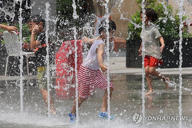 폭염마저 즐거운 어린이들 [연합뉴스 자료사진]