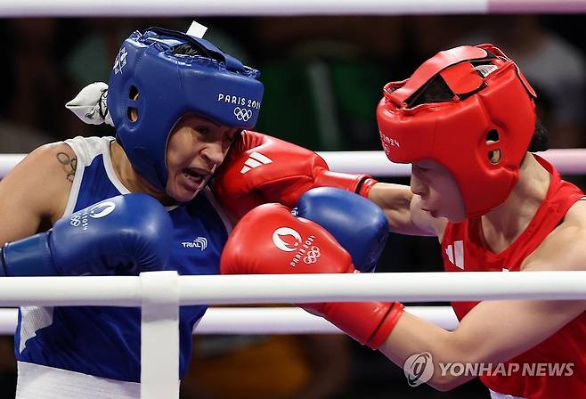 공격 성공시키는 임애지 (파리=연합뉴스) 김도훈 기자 = 1일(현지시간) 프랑스 파리 노스 아레나에서 열린 2024 파리올림픽 복싱 여자 54㎏급 준준결승에서 한국의 임애지가 콜롬비아 예니 마르셀라 아리아스 카스타네다의 안면에 공격을 적중시키고 있다. 2024.8.2 superdoo82@yna.co.kr