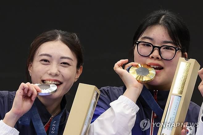 오예진·김예지, 금·은 동반 메달로 파리올림픽 접수 (샤토루[프랑스]=연합뉴스) 임화영 기자 = 28일(현지시간) 프랑스 샤토루 슈팅 센터에서 열린 2024 파리올림픽 사격 공기권총 10m 여자 결선에서 금·은메달을 차지한 오예진(오른쪽)과 김예지가 시상대에서 웃음을 짓고 있다. 2024.7.28 hwayoung7@yna.co.kr