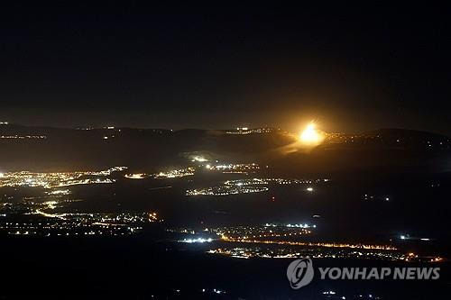 헤즈볼라가 로켓을 발사한 당시 이스라엘-레바논 국경 지대의 모습 [AFP=연합뉴스 자료사진. 재판매 및 DB금지]