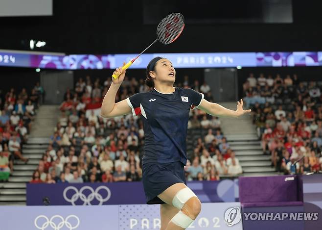 안세영 '결승 향한 스매싱' (파리=연합뉴스) 김인철 기자 = 4일(현지시간) 프랑스 파리 포르트드 라 샤펠 아레나에서 열린 2024 파리올림픽 배드민턴 여자 단식 4강전에서 한국 안세영이 인도네시아 그레고리아 마리스카 툰중을 상대하고 있다. 2024.8.4 yatoya@yna.co.kr