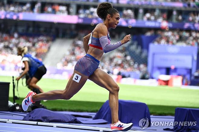 허들 스타 매클롶 (파리 AFP=연합뉴스) 매클로플린이 4일(한국시간) 프랑스 파리 스타드 드 프랑스에서 열린 파리 올림픽 육상 여자 400ｍ 허들 예선 경기를 치르고 힜다.