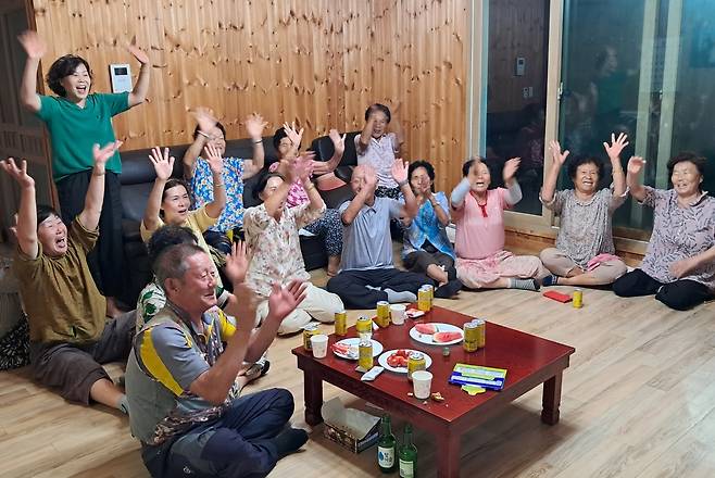 김우진 응원하는 고향 마을 주민들 [옥천군 제공. 재판매 및 DB금지]