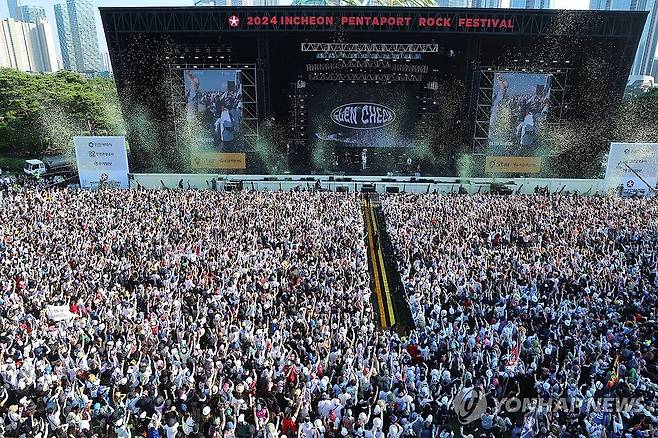 폭염도 못 멈추는 록의 열기 (인천=연합뉴스) 임순석 기자 = 폭염 경보가 발효된 4일 오후 인천 연수구 송도달빛축제공원에서 열린 '2024 인천 펜타포트 록 페스티벌'에서 관람객들이 공연을 즐기고 있다. 2024.8.4 soonseok02@yna.co.kr