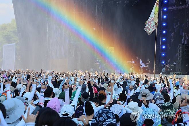 폭염도 못 멈추는 록의 열기 (인천=연합뉴스) 임순석 기자 = 폭염 경보가 발효된 4일 오후 인천 연수구 송도달빛축제공원에서 열린 '2024 인천 펜타포트 록 페스티벌'에서 관람객들이 공연을 즐기고 있다. 2024.8.4 soonseok02@yna.co.kr