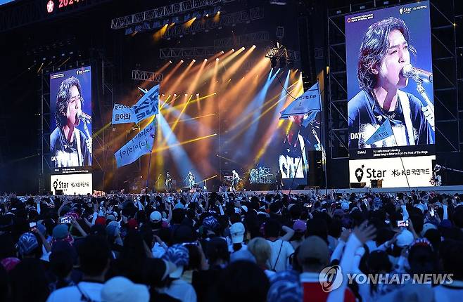 한여름 밤의 록 열기 (인천=연합뉴스) 임순석 기자 = 4일 오후 인천 연수구 송도달빛축제공원에서 열린 '2024 인천 펜타포트 록 페스티벌'에서 관람객들이 밴드 데이식스(DAY6) 공연에 열광하고 있다. 2024.8.4 soonseok02@yna.co.kr