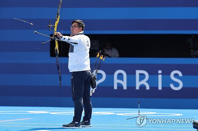 김우진, 금을 향해 (파리=연합뉴스) 임화영 기자 = 4일(현지시간) 프랑스 파리 레쟁발리드에서 열린 2024 파리올림픽 양궁 남자 개인전 미국의 브레이디 엘리슨과의 결승전에서 한국 김우진이 활시위를 놓고 있다. 2024.8.4 hwayoung7@yna.co.kr