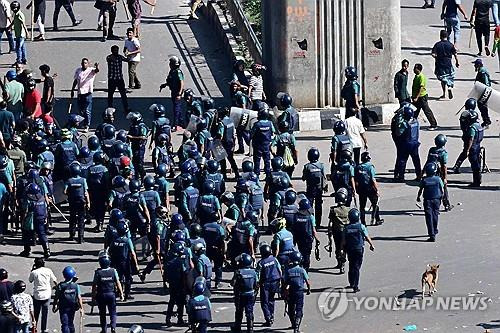 방글라데시 반정부 시위 (다카 AFP=연합뉴스) 4일(현지시간) 방글라데시 수도 다카에서 대규모 반정부 시위가 벌어지자 경찰이 이를 막아서고 있다. 2024.8.4. photo@yna.co.kr