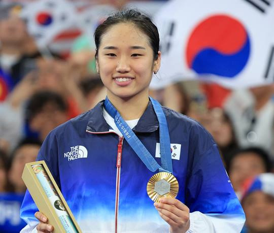 안세영이 5일 오후(한국시간) 2024 파리올림픽 배드민턴 여자 단식 시상식에서 금메달을 수여 받은 후 포즈를 취하고 있다. 사진=뉴스1