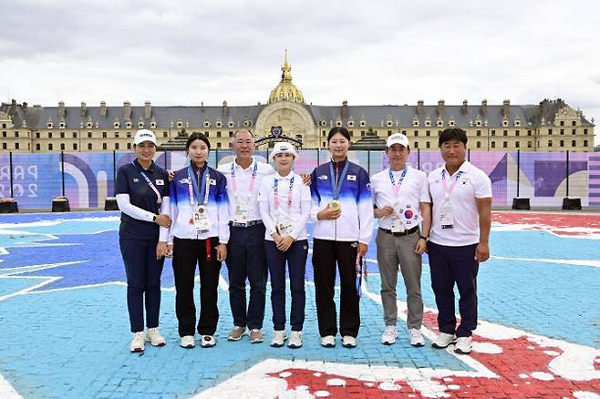 정의선 현대차그룹 회장이 3일(현지시간) 양궁 여자 개인전 시상식 후 김걸 현대차그룹 사장(오른쪽 두번째)과 양궁 국가대표 남수현·전훈영·임시현, 양창훈(오른쪽 첫번째) 감독, 김문정(왼쪽 첫번째) 코치와 기념 촬영을 하고 있다.(사진=대한양궁협회)