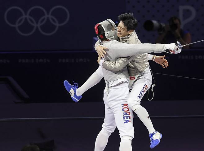 펜싱 남자 사브르 대표팀의 오상욱(오른쪽)이 2024 파리올림픽 단체전 결승에서 헝가리를 꺾고 금메달을 확정하자 구본길을 끌어안으며 기뻐하고 있다.(사진=연합뉴스)