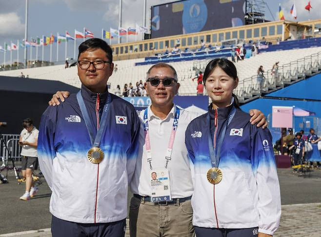 정의선 현대차 회장(가운데)이 양궁 혼성 금메달 듀오 김우진(왼쪽), 임시현과 함께 기념 촬영을 하고 있다.(사진=연합뉴스)