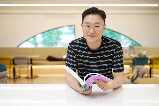 슈퍼코믹스 스튜디오에서 만난 강형규 작가(사진=카카오엔터테인먼트)