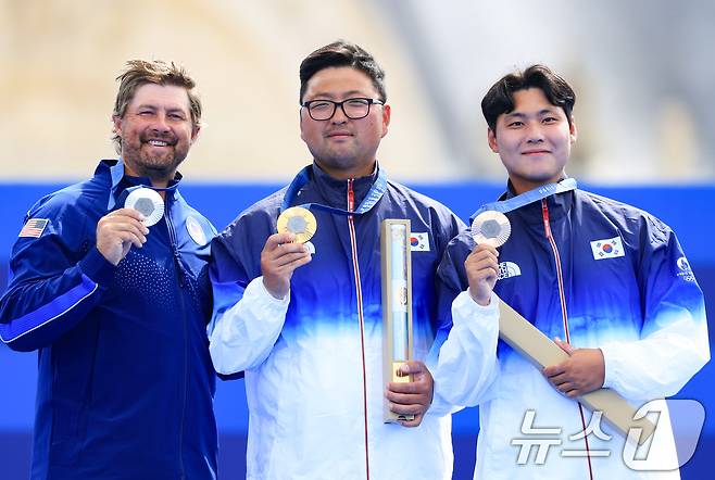 대한민국 남자 양궁 대표팀 김우진 선수가 4일 오후(한국시간) 프랑스 파리 앵발리드에서 2024 파리올림픽 남자 양궁 개인전 시상식에서 은메달을 획득한 미국 브디 엘리슨과 동메달을 획득한 이우석과 기념촬영을 하고 있다. 2024.8.4/뉴스1 ⓒ News1 박정호 기자