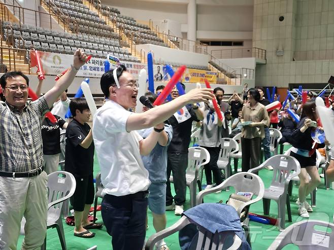 안세영이 5일 2024 파리 올림픽 배드민턴 개인 단식에서 금메달을 따내자 고향인 나주 종합스포츠파크 다목적체육관에서 응원하던 윤병태 나주시장과 시민들이 환호하고 있다.2024.8.5./뉴스1 ⓒ News1 서충섭 기자