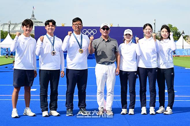 대한양궁협회장 겸 현대차그룹 정의선 회장(가운데)이 4일(한국 시간) 프랑스 파리 앵발리드에서 열린 파리올림픽 양궁 남자 개인 결승전 이후 대회에 걸린 5개의 금메달을 모두 따낸 남녀 양궁 대표팀과 함께 기념촬영을 하고 있다. 왼쪽부터 김제덕, 이우석, 김우진, 정의선 회장, 전훈영, 임시현, 남수현. 2024. 8. 4.  파리 | 박진업 기자 upandup@sportsseoul.com