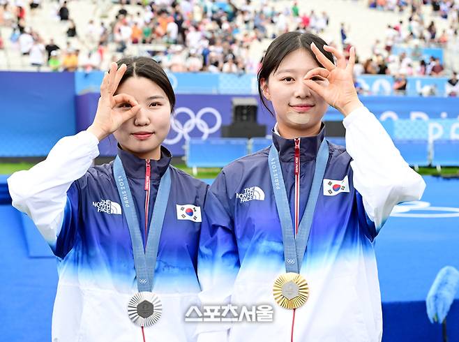 양궁 국가대표 임시현(오른쪽)이 3일(한국 시간) 프랑스 파리 앵발리드에서 열린 파리올림픽 양궁 여자 개인전에서 금메달을 따며 3관왕에 오른 뒤 은메달을 함께 딴 남수현과 함께 취재진을 향해 포즈를 취하고 있다. 2024. 8. 3.  파리 | 박진업 기자 upandup@sportsseoul.com