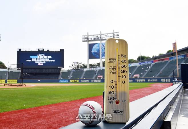 4일 잠실구장에서 2024프로야구 두산베어스와 키움히어로즈의 경기가 예정된 가운데 폭염이 지속되고 있어 야구팬들도 야구장을 찾기 부담스러운듯 관중석이 한산하고 경기전 진행되려던 관중참여행사도 취소됐다. 야구장 기온은 40도를 넘나들고 있다. 잠실 | 스포츠서울DB