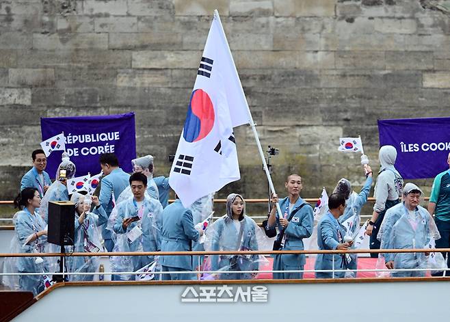 대한민국 올림픽 선수단의 기수 우상혁(오른쪽)과 김서영이 26일(현지시간) 프랑스 파리 센강 일대에서 열린 2024 파리올림픽 개회식에 참석하기 위해 배를 타고 이동하고 있다. 2024. 7. 26. 사진공동취재단