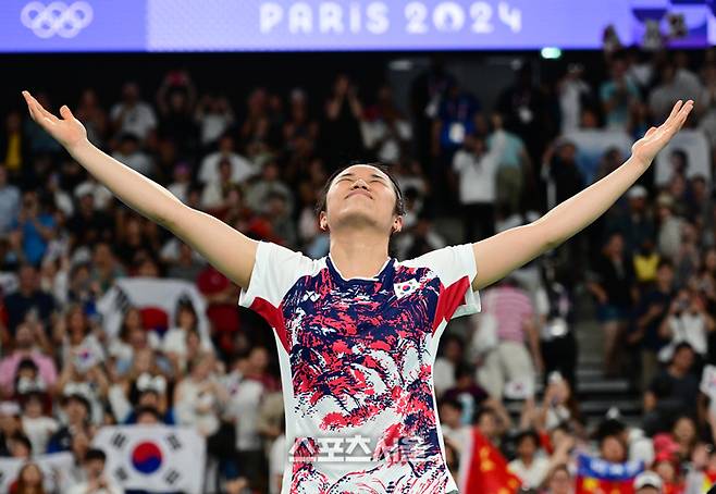 배드민턴 국가대표 안세영이 5일(한국 시간) 프랑스 파리 포르트 드 라 샤펠에서 열린 2024 파리올림픽 배드민턴 여자 단식 결승전에서 중국의 허빙자오를 꺾고 금메달을 딴 뒤 세리머니를 하고 있다. 2024. 8. 5.  파리 | 박진업 기자 upandup@sportsseoul.com