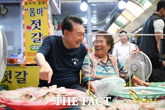 윤석열 대통령이 휴가 첫날인 5일 경남 통영중앙시장을 방문, 반건조 생선 상인과 대화하고 있다. /뉴시스