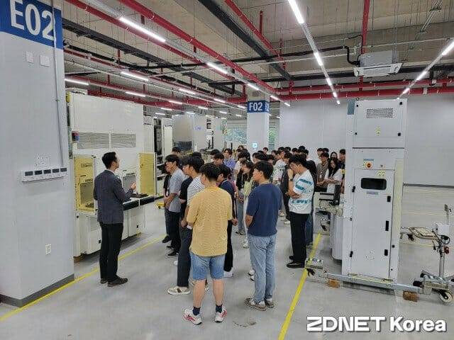 반도체아카데미 학생들이 27일 경기 용인시 처인구에 있는 서플러스글로벌 반도체 장비 교육장에서 제품 설명을 듣고 있다.(사진=유혜진 기자)