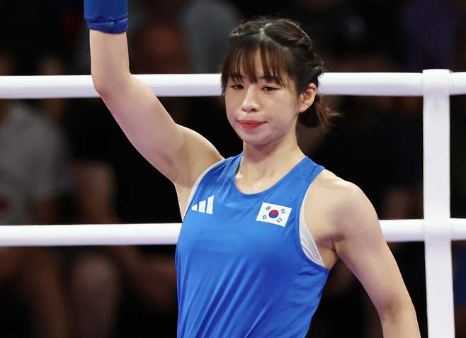 4일(현지시간) 프랑스 파리 노스 아레나에서 열린 2024 파리올림픽 복싱 여자 54㎏급 준결승에서 한국 임애지가 입장하고 있다. [이미지출처=연합뉴스]