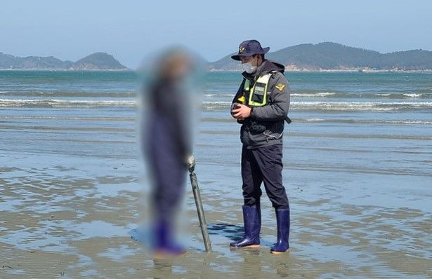 지난해 4월 8일 군산 선유도해수욕장 인근에서 빠라뽕을 이용해 개불을 포획하다 단속된 모습.[사진제공=군산해경]