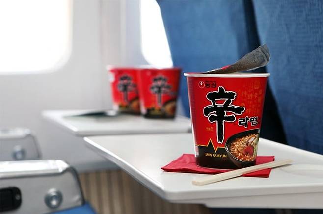 비행기에서 가장 인기 있는 간식 라면. /농심