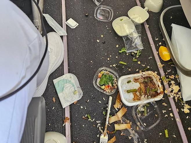 몽골행 비행기가 기내식 제공 시간에 난기류를 만나 기내 안이 어지럽혀진 모습. /X(옛 트위터)