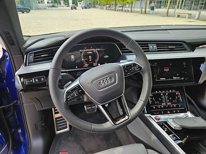 SQ8 E-트론 실내 모습 /박성우 기자