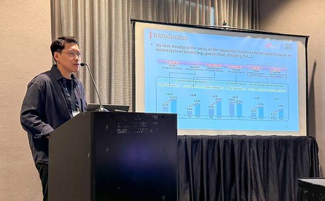 SIGIR 2024 컨퍼런스에서 SK텔레콤 개인화모델링팀 박정 매니저가 ‘One model 버전 2.0’의 알고리즘에 대해 발표하고 있는 모습. ⓒSK텔레콤