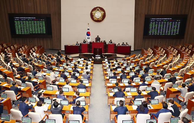 5일 오후 서울 여의도 국회에서 열린 제417회 국회(임시회) 제1차 본회의에서 노동조합 및 노동관계조정법 개정안(노란봉투법)이 재적 300인 중 재석 179인, 찬성 177, 반대 2인으로 통과되고 있다. 이날 이준석, 이주영 개혁신당 의원은 반대표를 던졌다. 2024.8.5/뉴스1