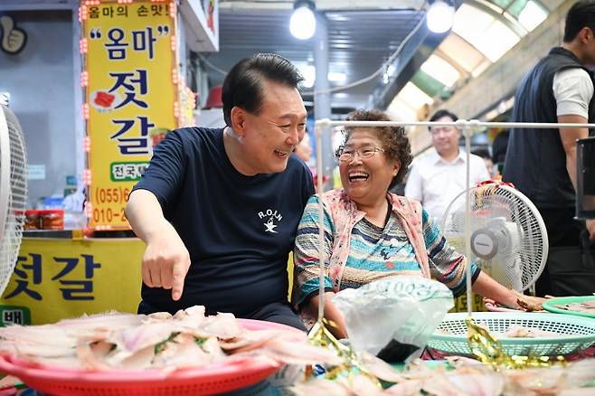 윤석열 대통령이 여름휴가 첫날인 5일 오후 경남 통영중앙시장을 찾아 상인과 대화를 나누고 있다. 2024.8.5. 대통령실 제공