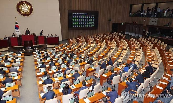 5일 오후 국회에서 열린 본회의에서 야당 주도로 '노란봉투법'(노동조합·노동관계조정법 개정안)이 통과되고 있다. /사진=연합뉴스