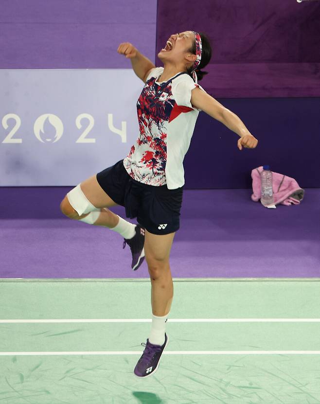 안세영이 5일(현지시각) 파리 라 샤펠 아레나에서 열린 2024 파리올림픽 배드민턴 여자 단식 결승전에서 중국 허빙자오와 경기에서 승리한 뒤 기뻐하고 있다. 파리/강창광 선임기자 chang@hani.co.kr