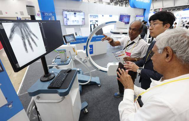 지난 6월 21일 대구 북구 엑스코에서 개막한 '2024 메디엑스포 코리아'에서 외국 바이어들이 의료기기를 살펴보고 있다. 대구=연합뉴스