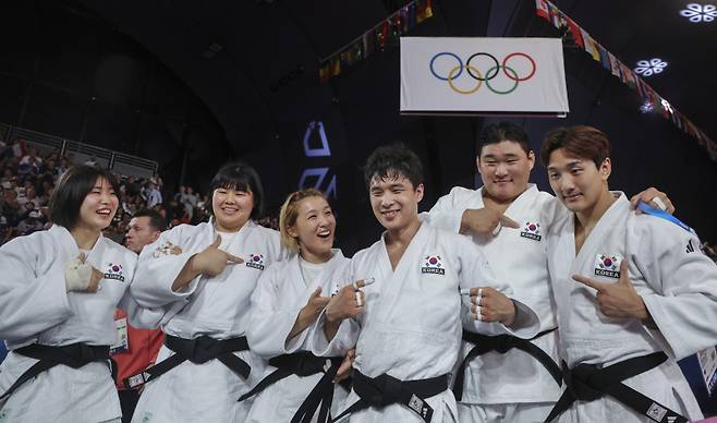 <yonhap photo-1020=""> 우리는 한국 대표선수다! (파리=연합뉴스) 신준희 기자 = 3일(현지시간) 프랑스 파리 샹드마르스 경기장에서 열린 대회 유도 혼성단체전 동메달 결정전에서 마지막 대전에 나선 한국의 안바울이 혈전끝에 승리한 뒤 선수들이 태극기를 가리키며 승리의 세리머니를 하고 있다. 한국 혼성유도팀은 독일을 4-3으로 꺾어 동메달을 획득했다. 2024.8.4 hama@yna.co.kr/2024-08-04 02:40:57/ <저작권자 ⓒ 1980-2024 ㈜연합뉴스. 무단 전재 재배포 금지, AI 학습 및 활용 금지></yonhap>