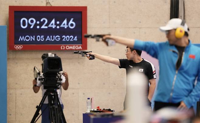 <yonhap photo-5994=""> Paris 2024 Olympics - Shooting - 25m Rapid Fire Pistol Men's Final - Chateauroux Shooting Centre, Deols, France - August 05, 2024. Yeongjae Cho of South Korea ahead of the final. REUTERS/Amr Alfiky/2024-08-05 16:32:54/ <저작권자 ⓒ 1980-2024 ㈜연합뉴스. 무단 전재 재배포 금지, AI 학습 및 활용 금지></yonhap>