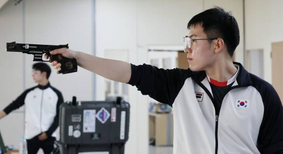 지난 5월 27일 진천국가대표선수촌에서 열린 2024 파리올림픽 사격 국가대표 미디어데이에서 25m 속사권총과 10m 공기권총 출전하는 조영재가 훈련하고 있다. [사진=뉴시스]