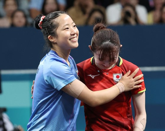 신유빈이 지난 3일 오후(현지시각) 프랑스 파리의 사우스 파리 아레나에서 열린 2024파리올림픽 여자 단식 동메달 결정전에서 진 뒤 하야타 히나에 축하인사를 하고 있다. 올림픽사진공동취재단