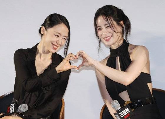 배우 전도연(왼쪽)과 임지연이 지난달 9일 오전 서울 강남구 메가박스 코엑스점에서 열린 영화 '리볼버' 제작보고회에서 포즈를 취하고 있다.연합뉴스