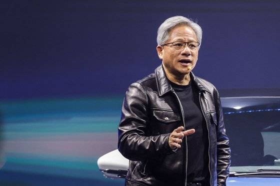 2023년 미국 샌프란시스코, 엔비디아와 인공지능(AI) 기반 생명공학 스타트업 리커전이 주최한 비공개 대담에 엔비디아 최고경영자 젠슨 황이 등장했다. 그는 AI를 활용해 신약 개발은 물론, 생명공학의 패러다임을 바꾸겠다고 말하며 다양한 분야에서의 엔비디아의 활용 가능성을 제공했다. AFP=연합뉴스