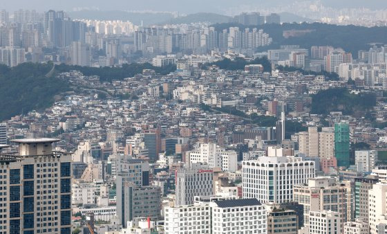 서울 중구 남산에서 바라본 도심에 아파트 단지와 빌라촌. 뉴스1