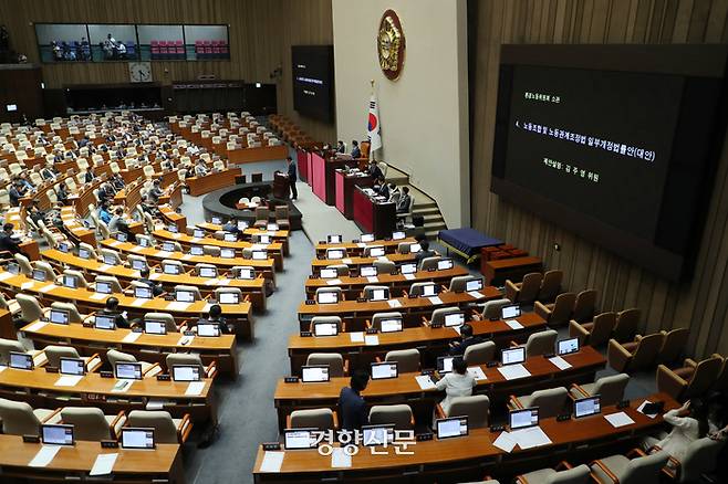 김주영 더불어민주당 의원이 지난 2일 국회 본회의에서 노동조합 및 노동관계조정법 일부개정법률안에 대한 제안 설명을 하고 있다. 박민규 선임기자