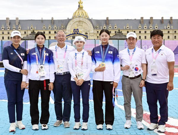 파리 올림픽 한국 양궁 여자 대표팀과 대한양궁협회 관계자들이 3일(현지시간) 여자 양궁 개인전 시상식 후 기념 촬영을 하고 있다. 왼쪽부터 김문정 코치, 남수현, 정의선 현대차그룹 회장, 전훈영, 임시현, 김걸 현대차그룹 사장, 양창훈 감독.  대한양궁협회 제공