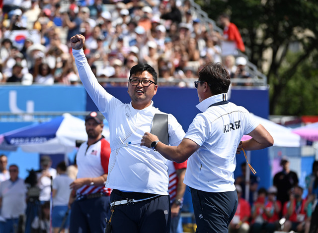 김우진이 4일(현지시간) 프랑스 파리 앵발리드 양궁 경기장에서 열린 2024 파리올림픽 양궁 남자 개인전 결승에서 브레이디 엘리슨(미국)에게 승리한 뒤 주먹을 들어보이며 기뻐하고 있다. 파리=윤웅 기자