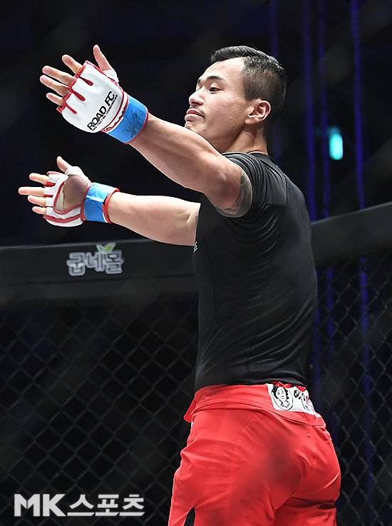 황인수가 2019년 11월 로드FC 56에서 1라운드 펀치 KO승을 거둔 후 별일 아니라는 제스처를 취하고 있다. 사진=김영구 기자