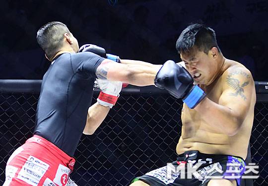 황인수(왼쪽)가 로드FC 킥복싱 경기에서 받아치는 주먹으로 명현만을 때리고 있다. 사진=김영구 기자